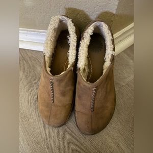 UGG Women cold‎ weather slip one, size 7